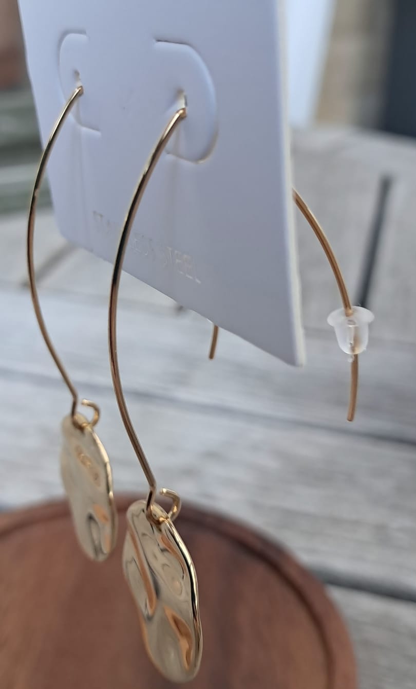 Elegante, lange, lichtgebogen oorbellen in goud
