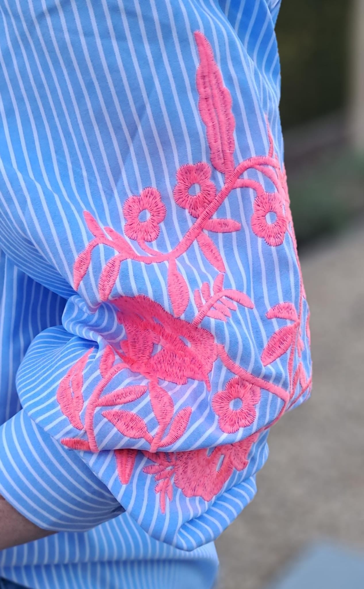 Gestreept hemd met fluo accent op mouw en knopenrij