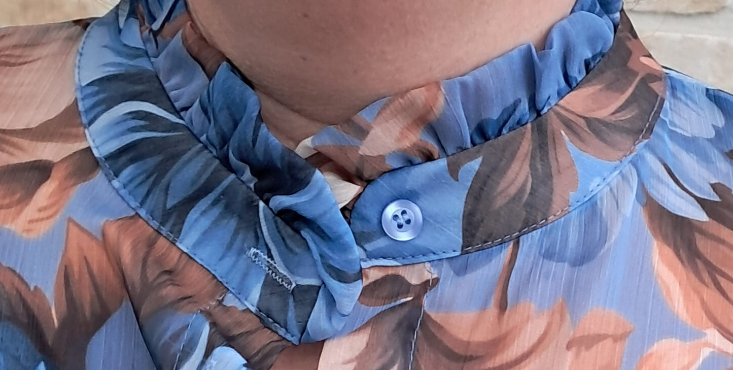 Blouse Blue : met leuke details aan kraag en mouw.  Terra di Siena