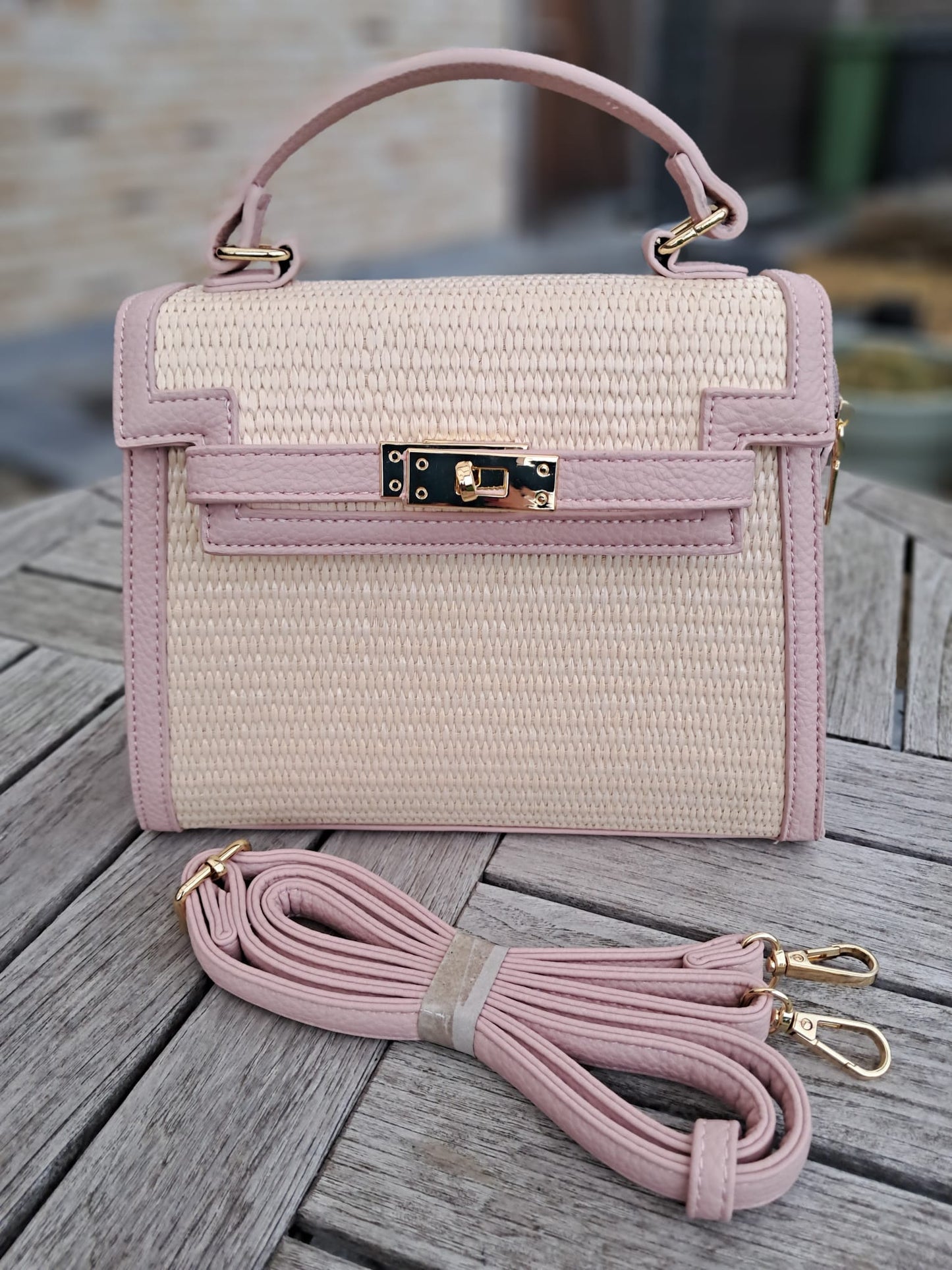 Elegant handtasje met kleuraccent en riem