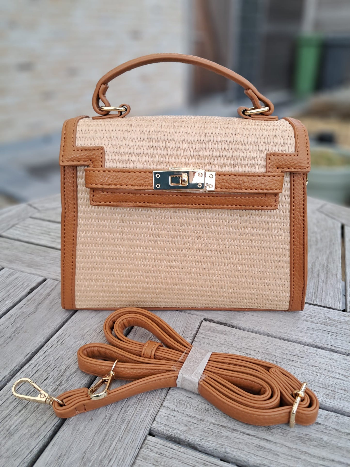 Elegant handtasje met kleuraccent en riem