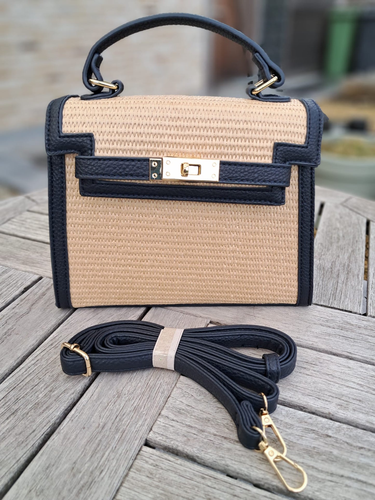 Elegant handtasje met kleuraccent en riem