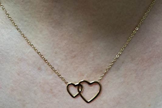 Fijne ketting in goud met 2 hartjes