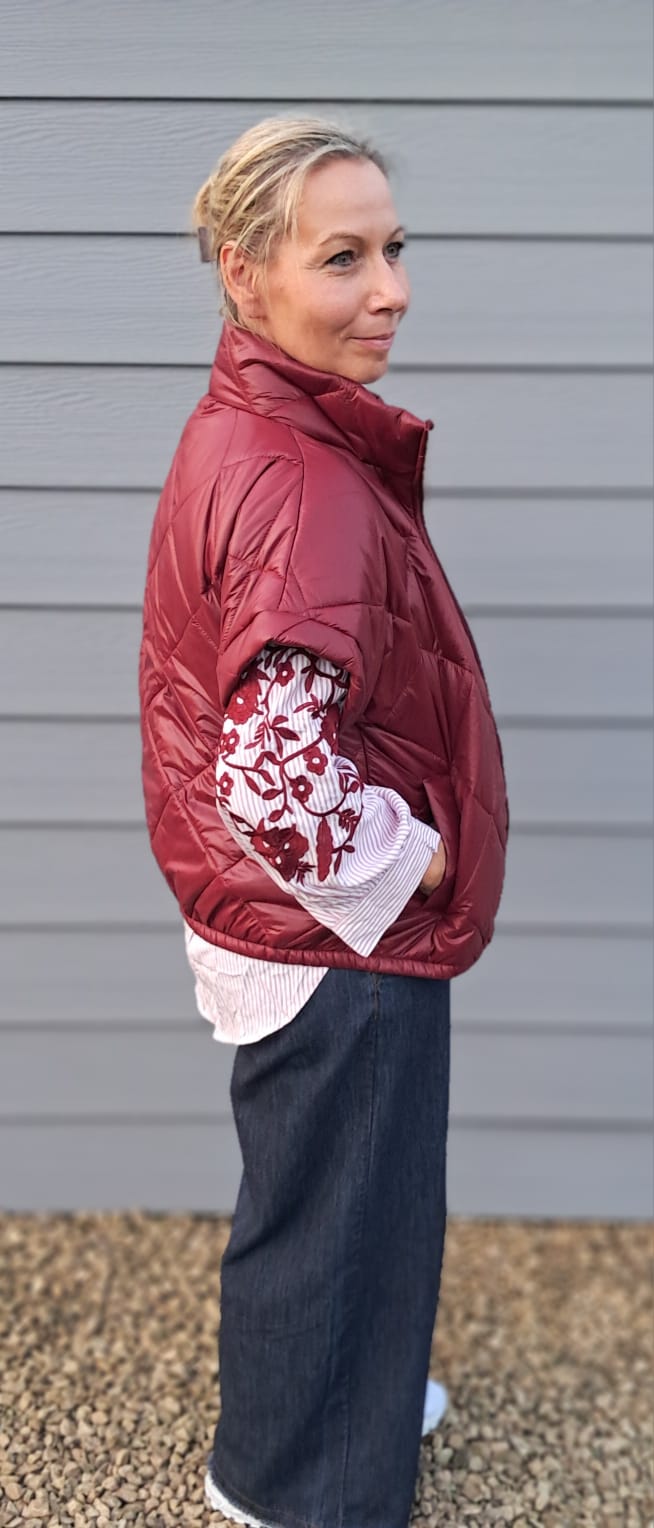 Prachtige blouse met borduursel op de mouw, in 2 kleuren