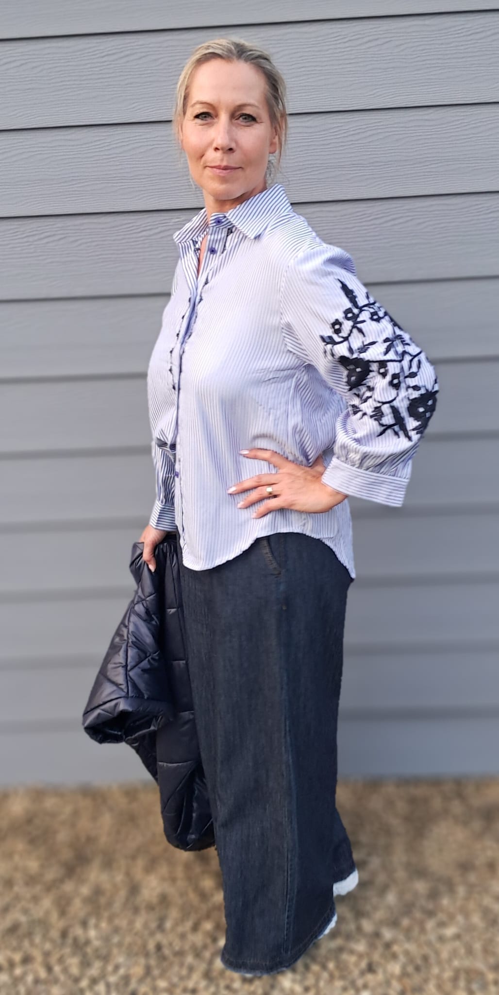 Prachtige blouse met borduursel op de mouw, in 2 kleuren
