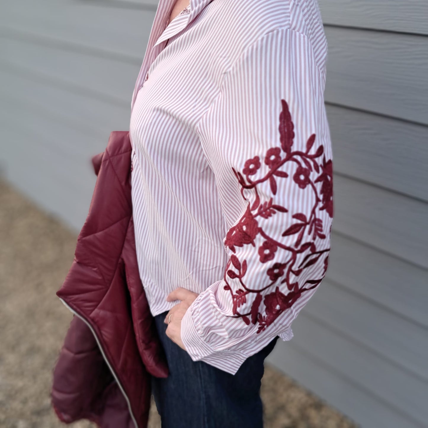 Prachtige blouse met borduursel op de mouw, in 2 kleuren