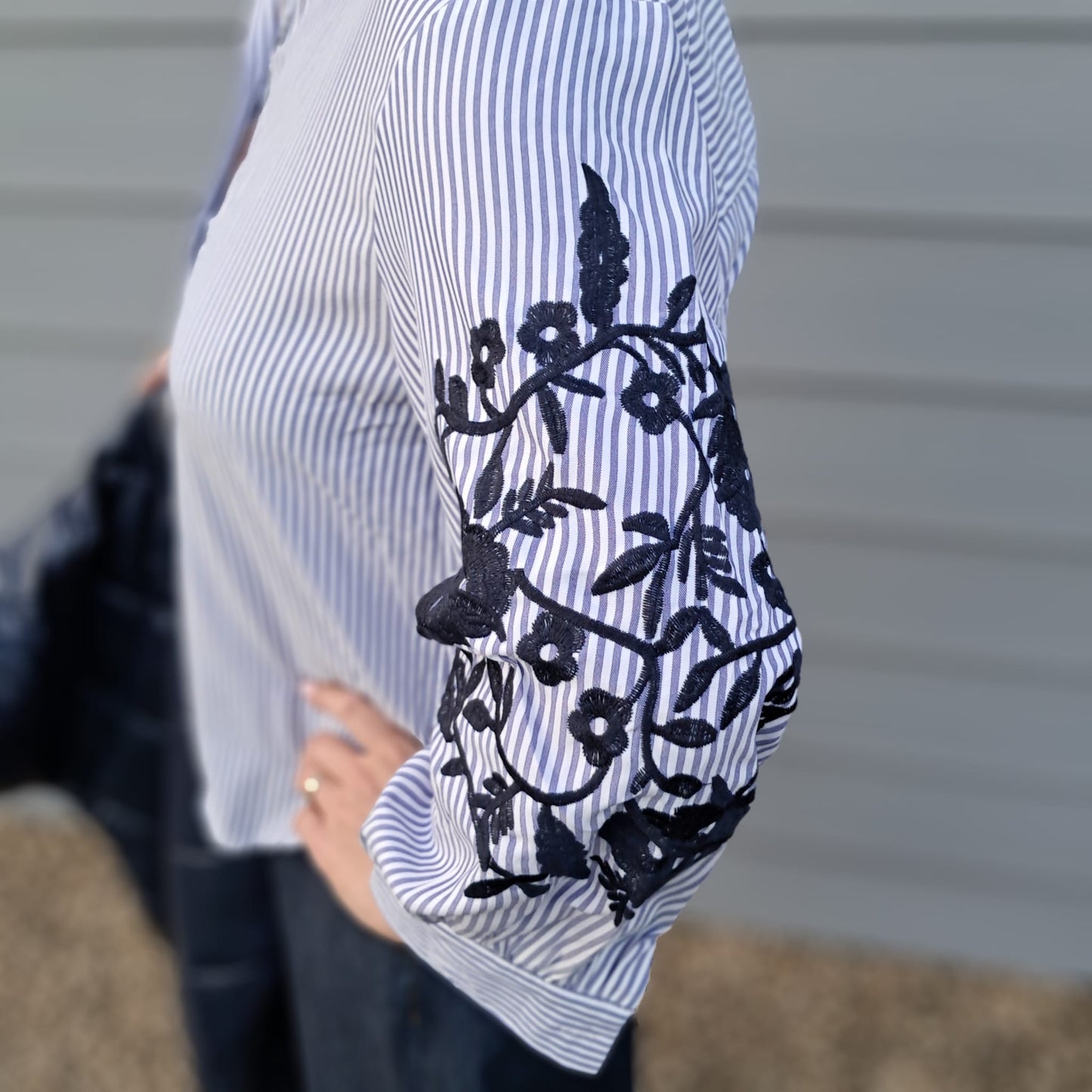 Prachtige blouse met borduursel op de mouw, in 2 kleuren