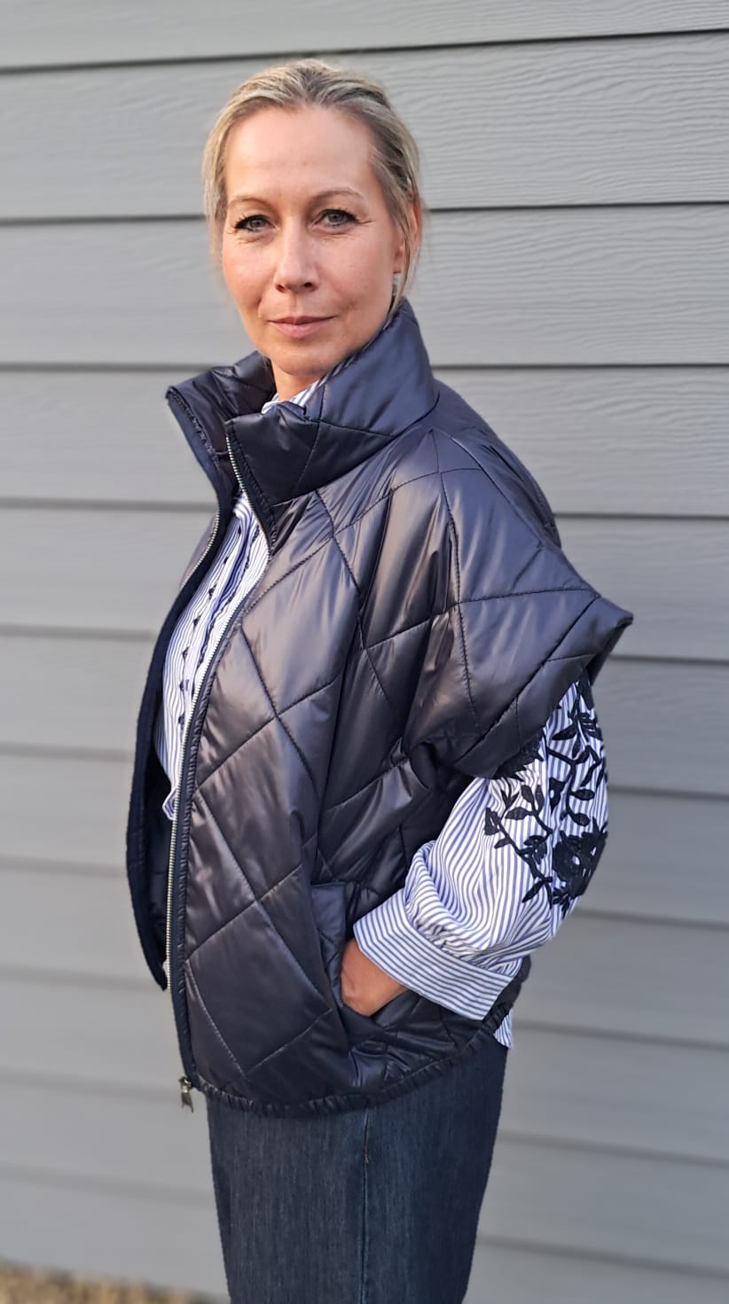 Prachtige blouse met borduursel op de mouw, in 2 kleuren