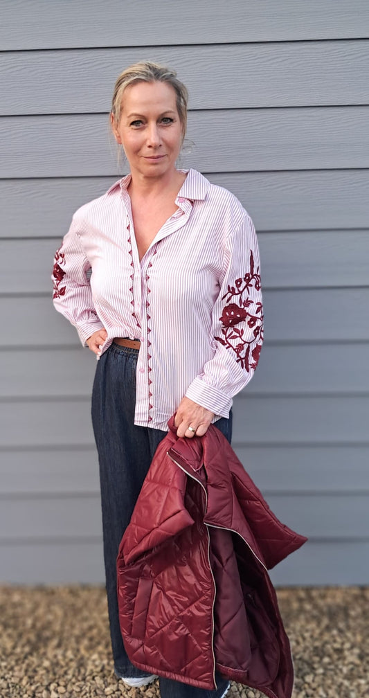 Prachtige blouse met borduursel op de mouw, in 2 kleuren