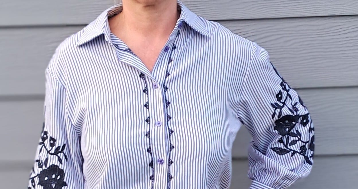 Prachtige blouse met borduursel op de mouw, in 2 kleuren