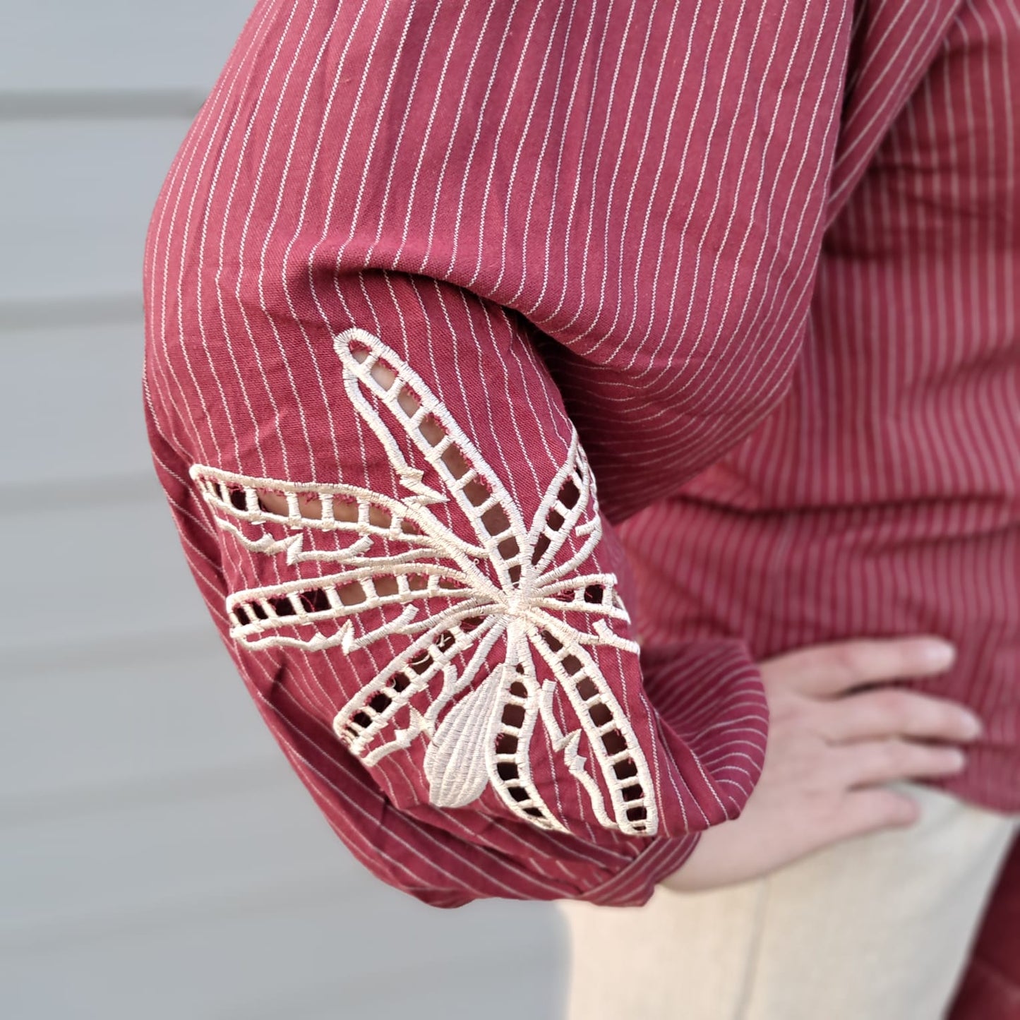 Mooie blouse met strepen en decoratief bloemmotief op de mouw.