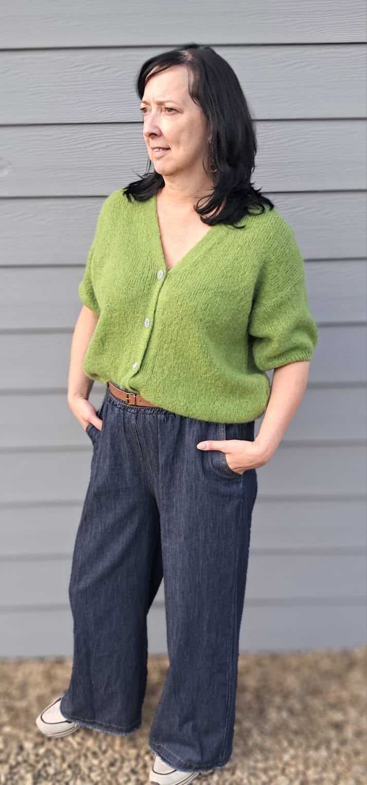 Grofgebreide cardigan met korte mouwen en decoratieve knopen ( 5 kleuren), zeer stijlvol, prikt niet