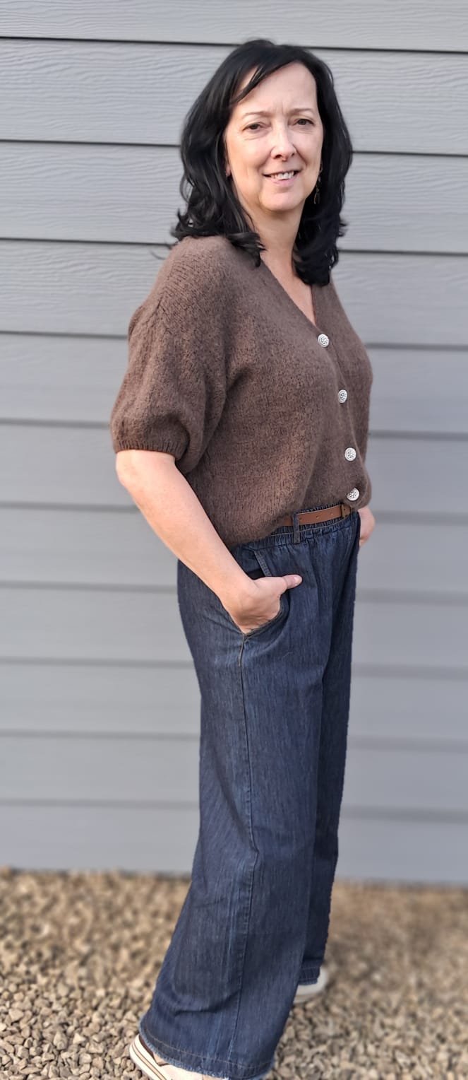 Grofgebreide cardigan met korte mouwen en decoratieve knopen ( 5 kleuren), zeer stijlvol, prikt niet