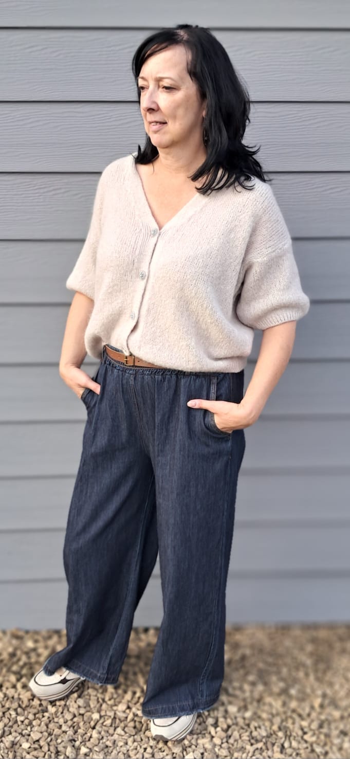 Grofgebreide cardigan met korte mouwen en decoratieve knopen ( 5 kleuren), zeer stijlvol, prikt niet
