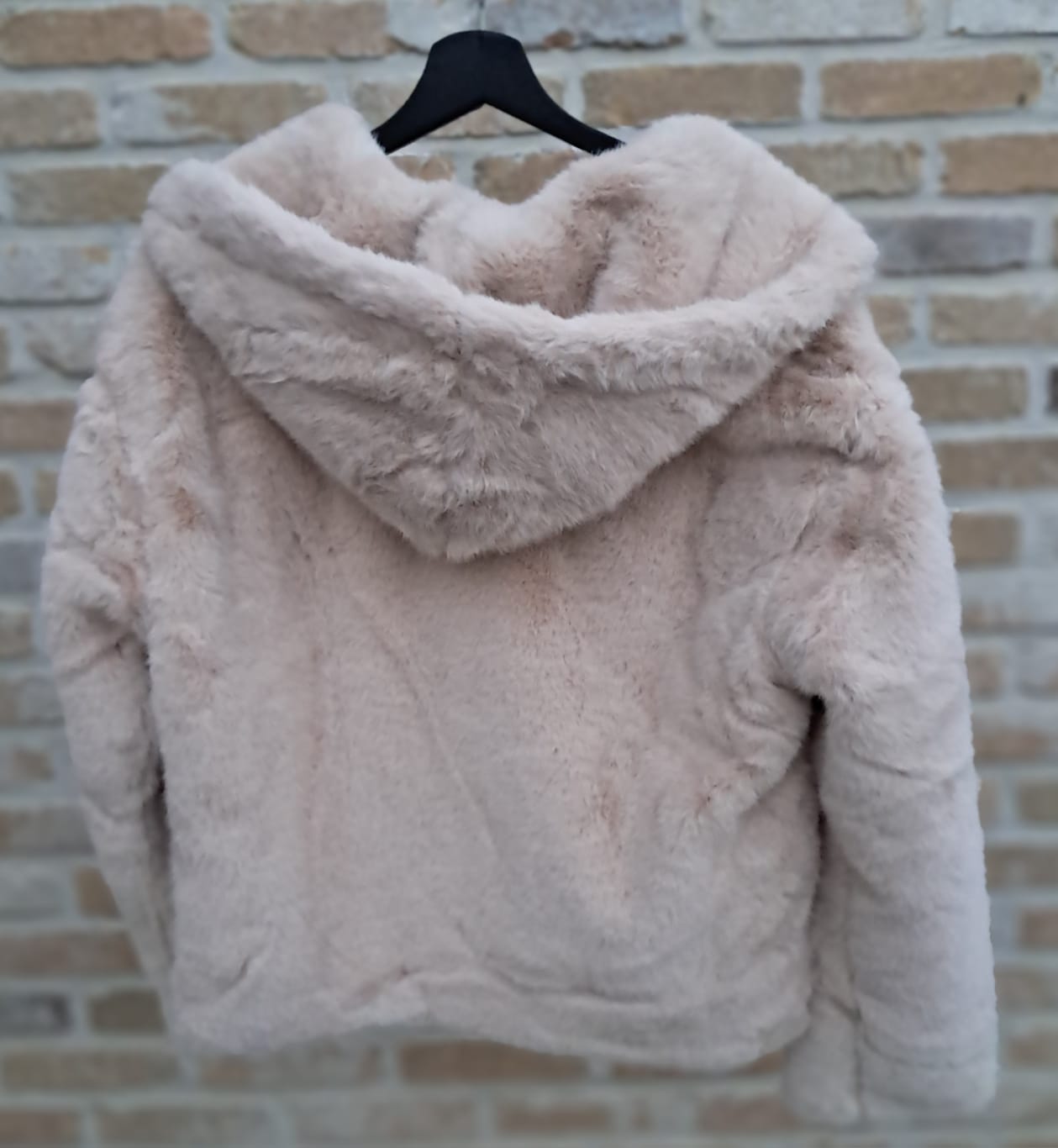 Kort jasje in imitatie-bont (met capuchon)