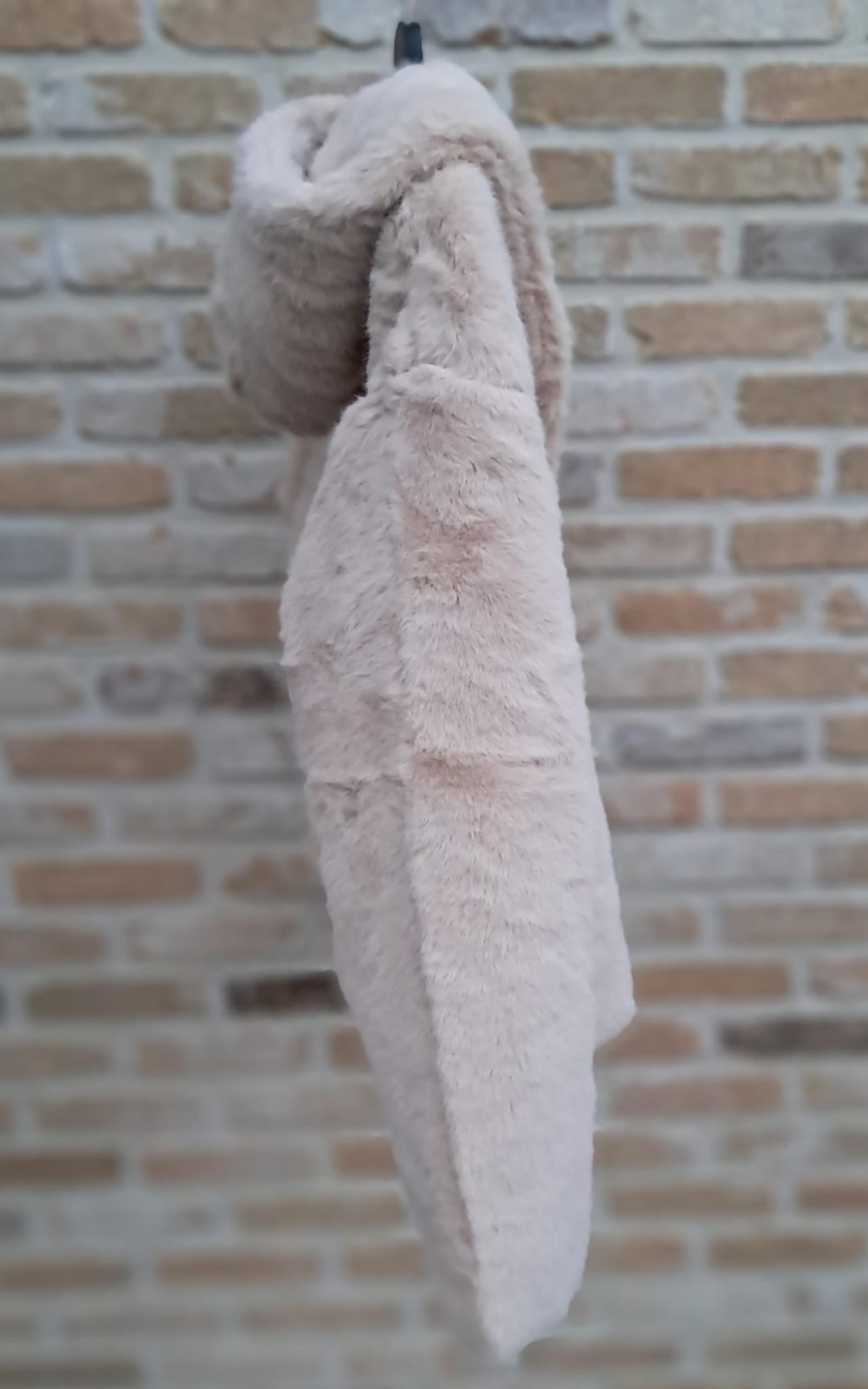 Kort jasje in imitatie-bont (met capuchon)