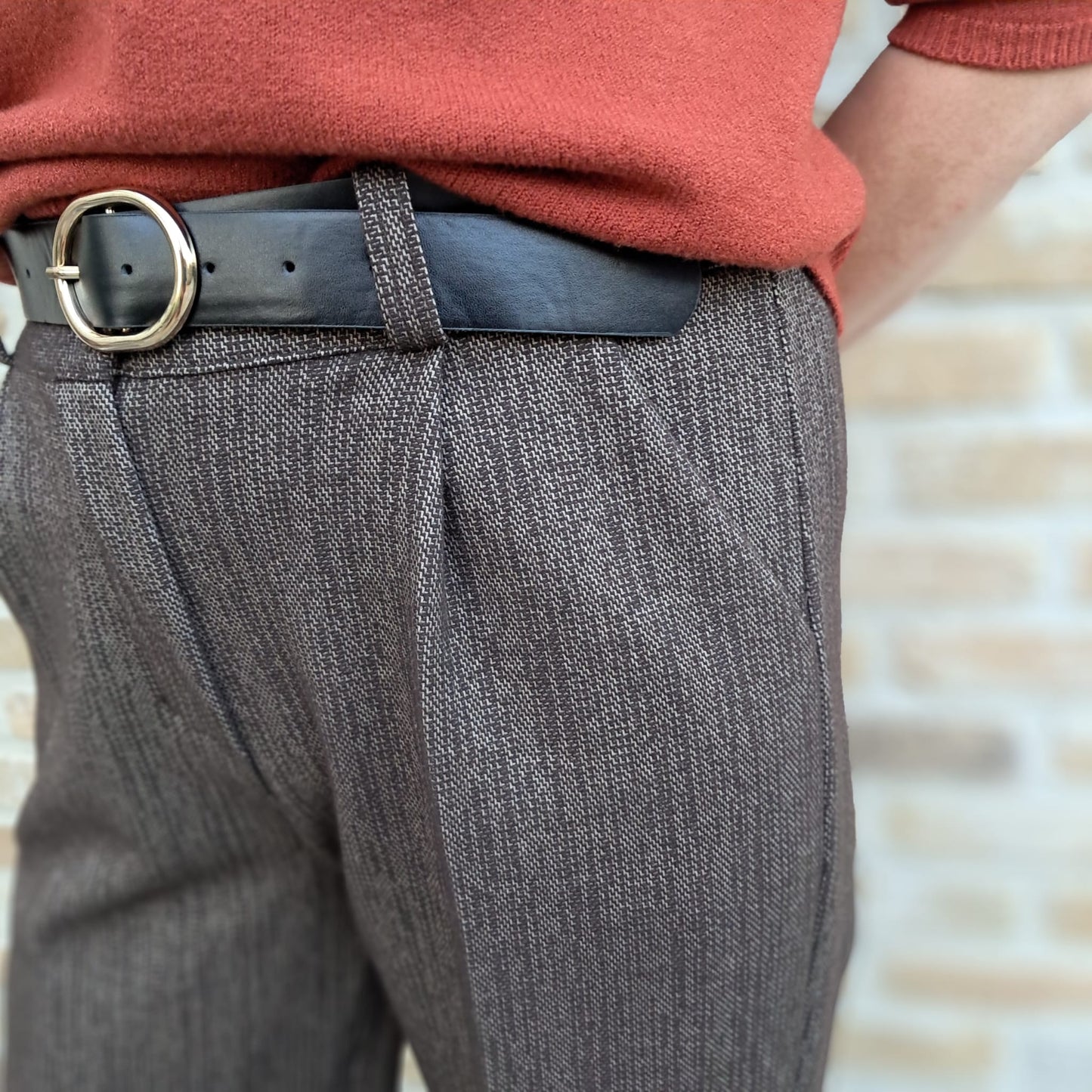 Bruine, geklede pantalon met subtiel geweven patroon en plooien aan de voorkant, elastisch achteraan, heel comfortabel, TU