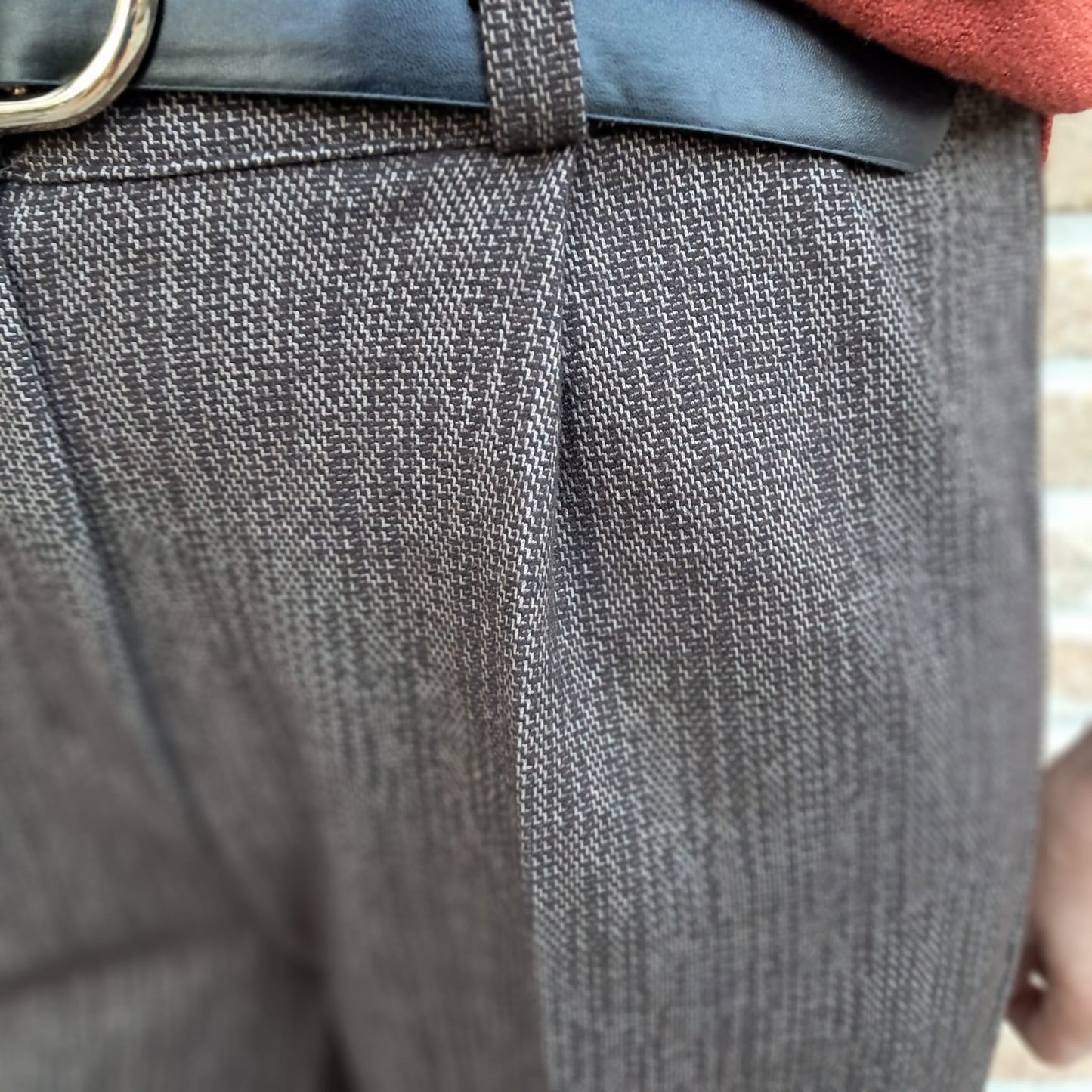 Bruine, geklede pantalon met subtiel geweven patroon en plooien aan de voorkant, elastisch achteraan, heel comfortabel, TU