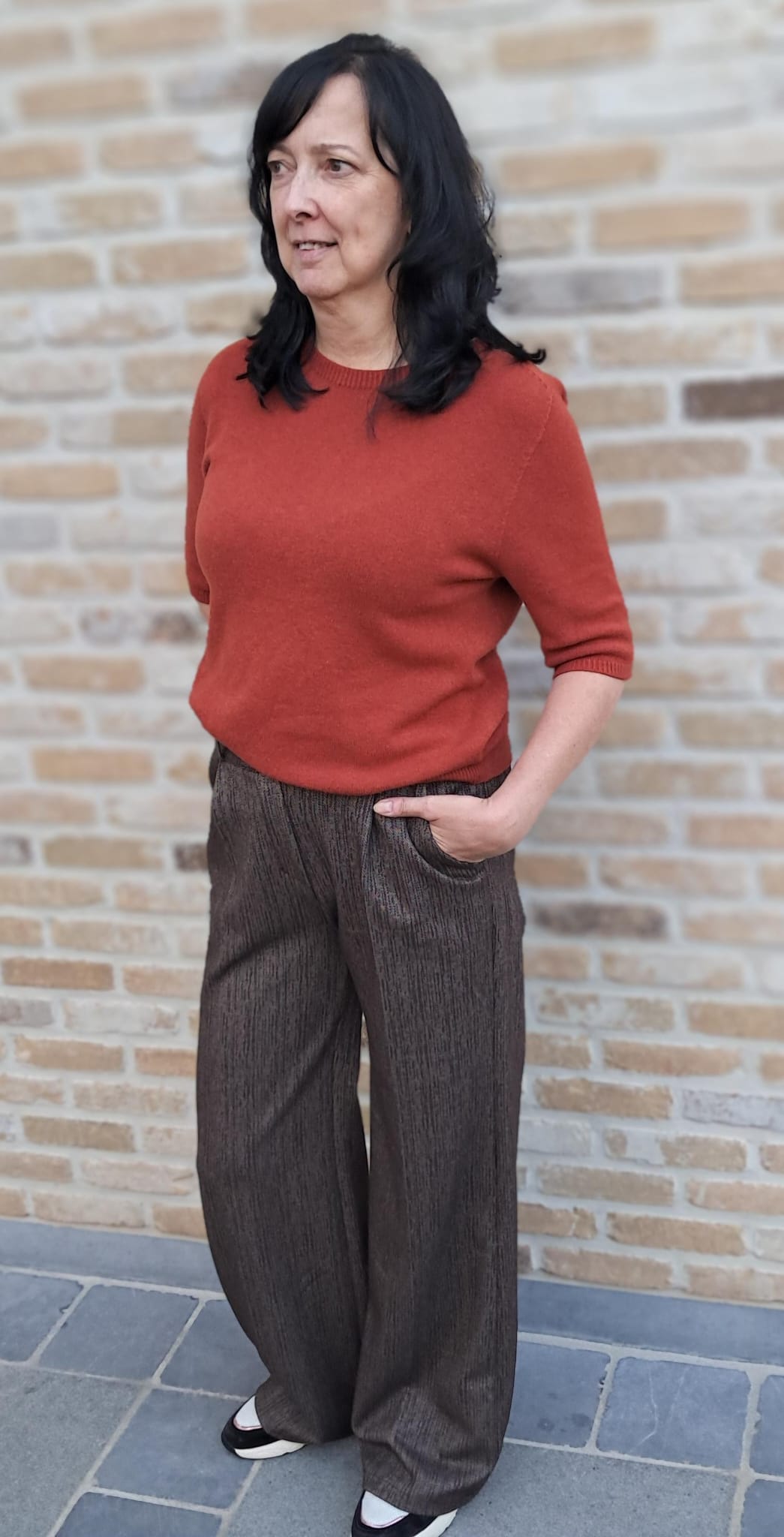 Bruine, geklede pantalon met subtiel geweven patroon en plooien aan de voorkant, elastisch achteraan, heel comfortabel, TU
