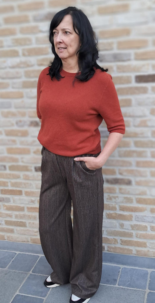 Bruine, geklede pantalon met subtiel geweven patroon en plooien aan de voorkant, elastisch achteraan, heel comfortabel, TU