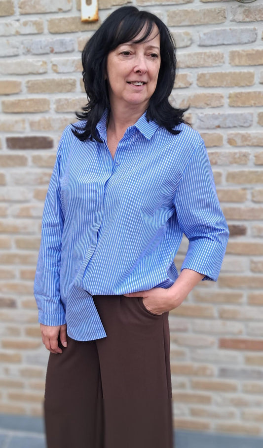 Lichtblauwe blouse met verticale, witte strepen en verborgen knopenrij, TU