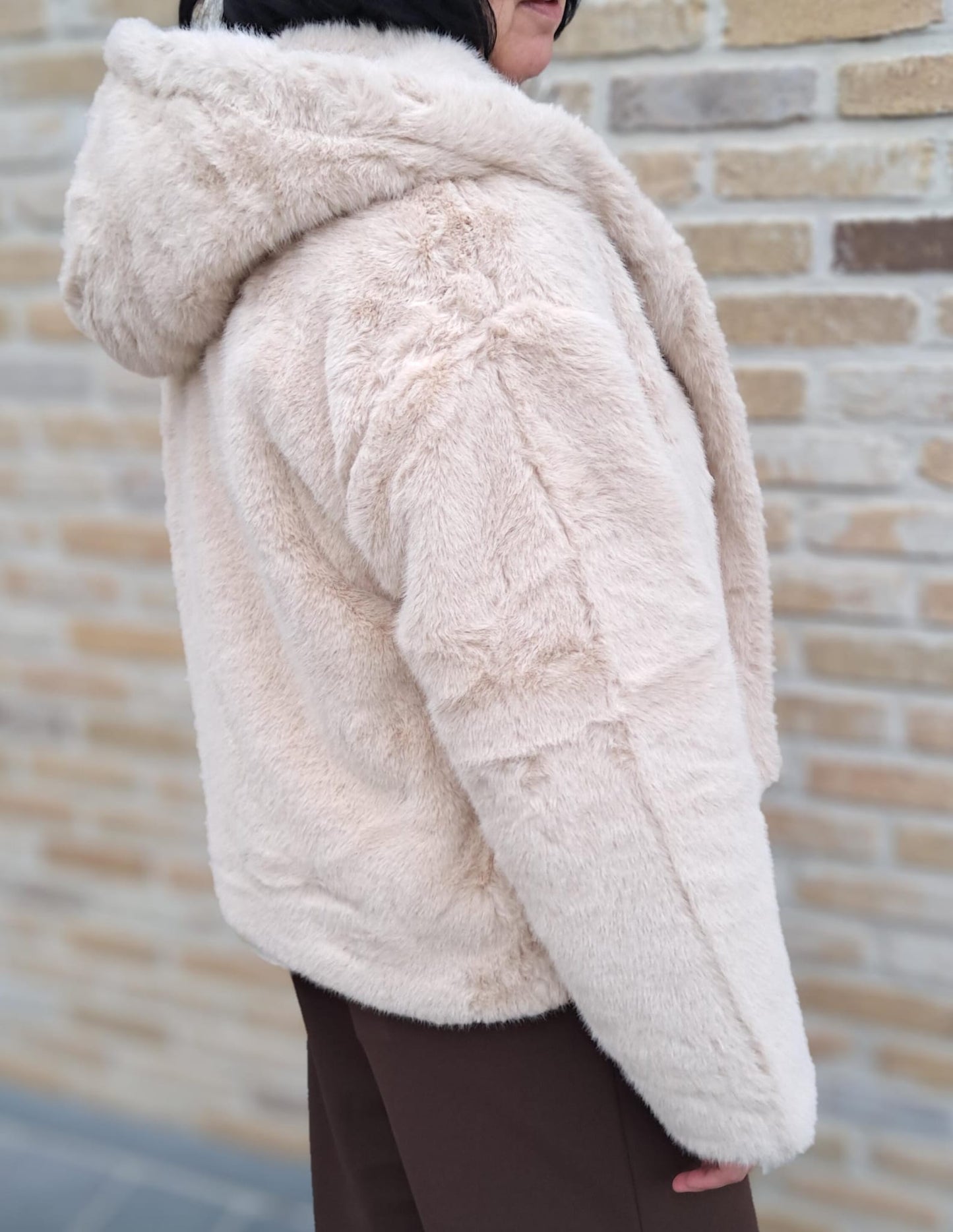 Kort jasje in imitatie-bont (met capuchon)