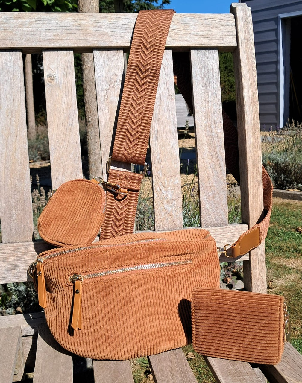 Ruime crossbodytas in velours, camel of zwart ( met bijpassende geldbeugel )