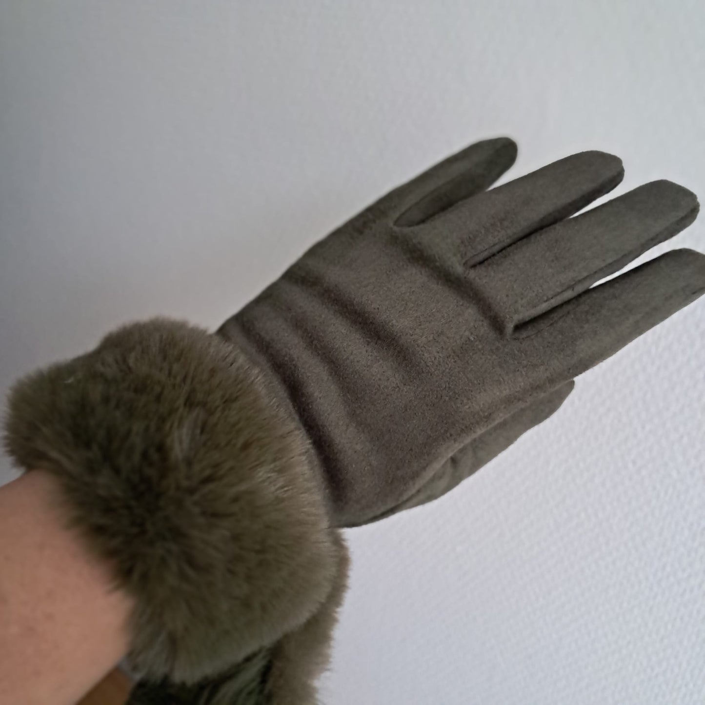Elegante handschoenen in kaki, met bontkraagje aan de pols