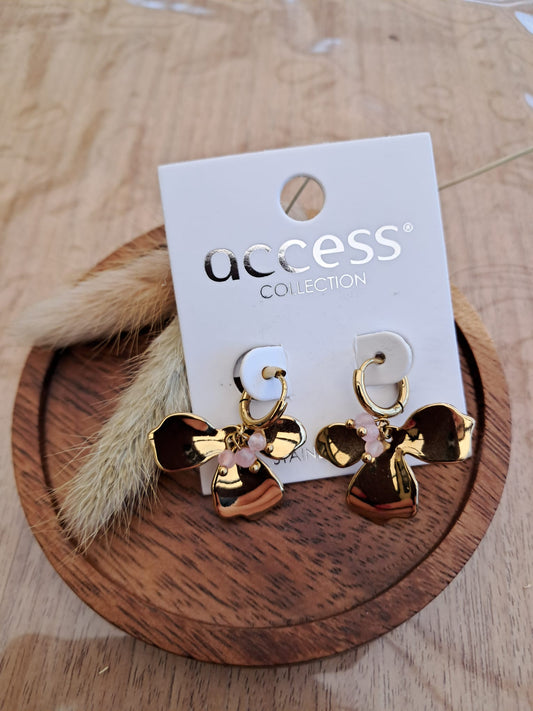 Oorbellen goud ringetje met bloem en poederroze detail  NR 81