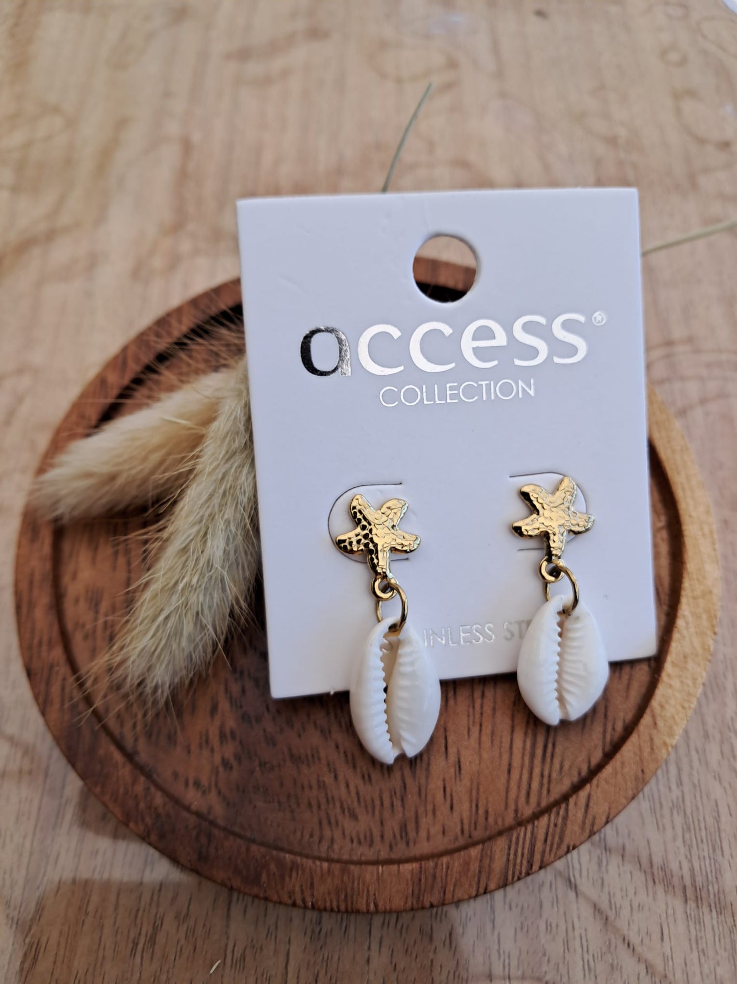 Oorbellen kleine zeester met parelmoer schelpje  NR 71