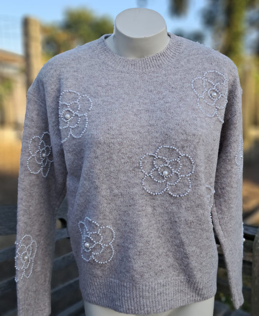 Zachte pull in taupe met bloemdetails in parels  TU