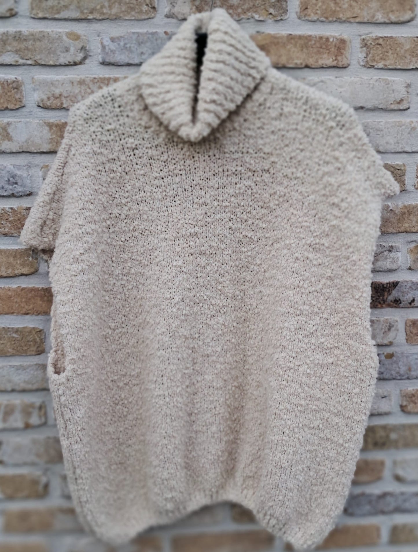 Warme, stijlvolle mouwloze coltrui in bouclé, in donkerbruin of beige  (TU maar valt ruim, 36-44 )