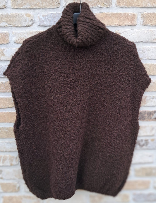 Warme, stijlvolle mouwloze coltrui in bouclé, in donkerbruin of beige  (TU maar valt ruim, 36-44 )