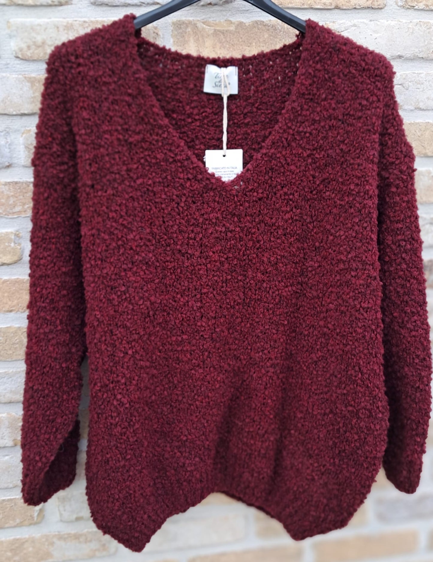 Warme, stijlvolle pull met v-hals in bouclé, in wijnrood of gebroken wit ( TU maar valt breed, 36-44 )