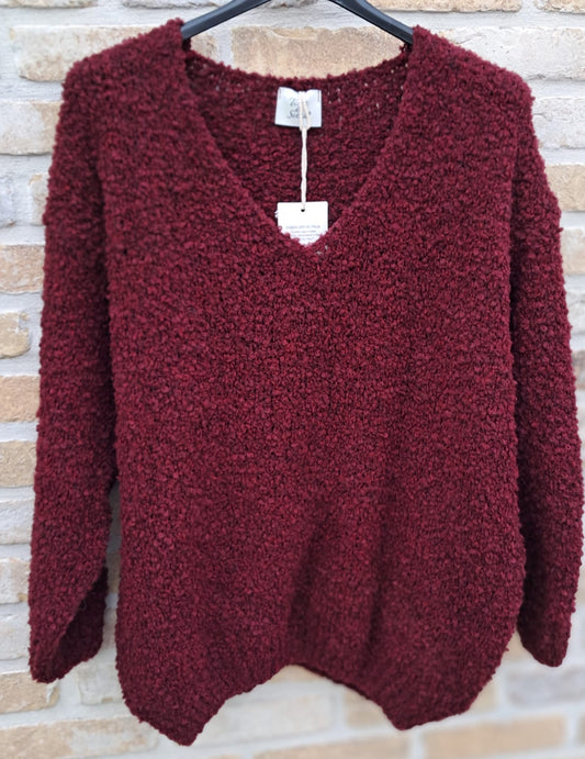 Warme, stijlvolle pull met v-hals in bouclé, in wijnrood of gebroken wit ( TU maar valt breed, 36-44 )