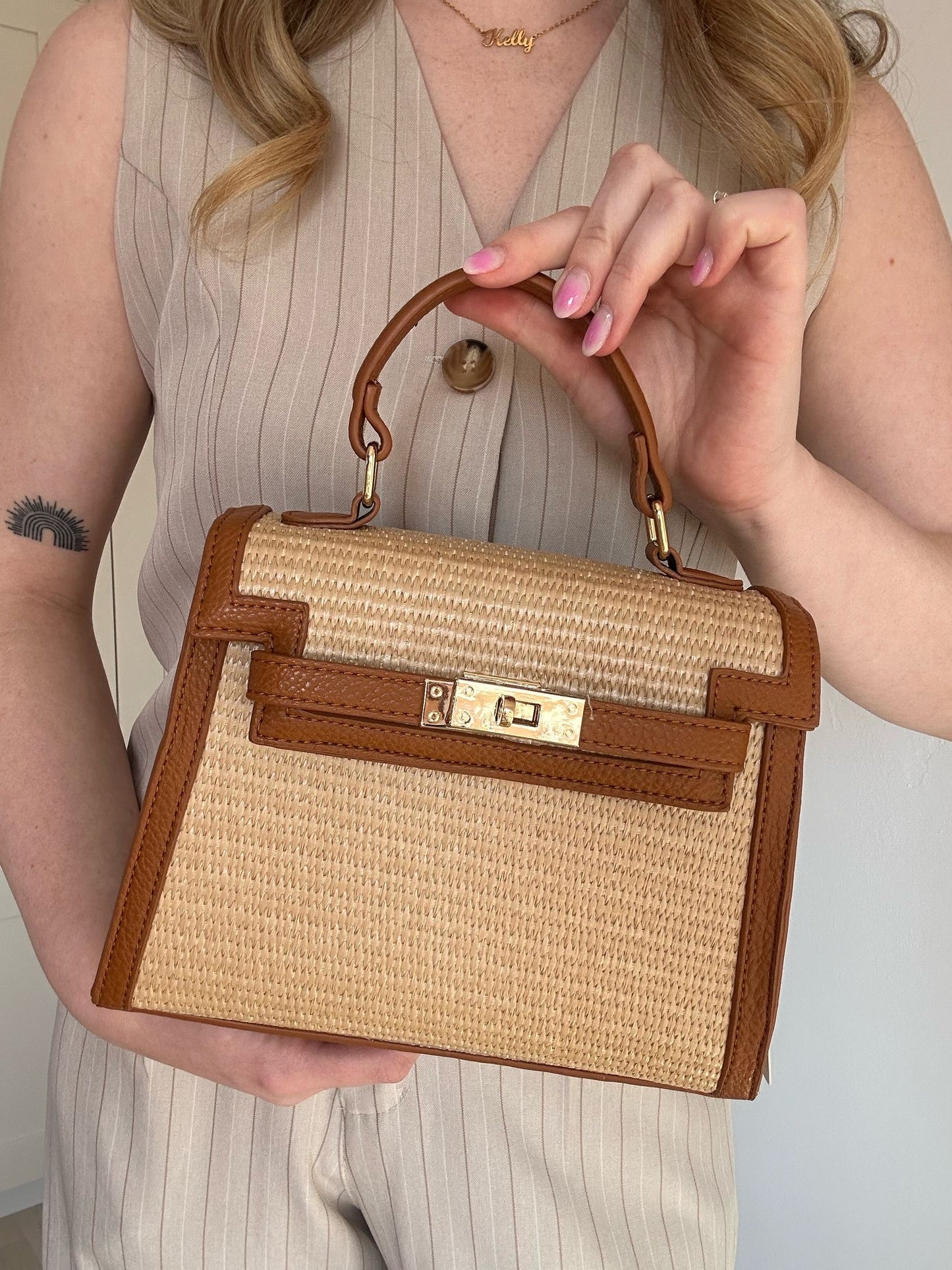 Elegant handtasje met kleuraccent en riem