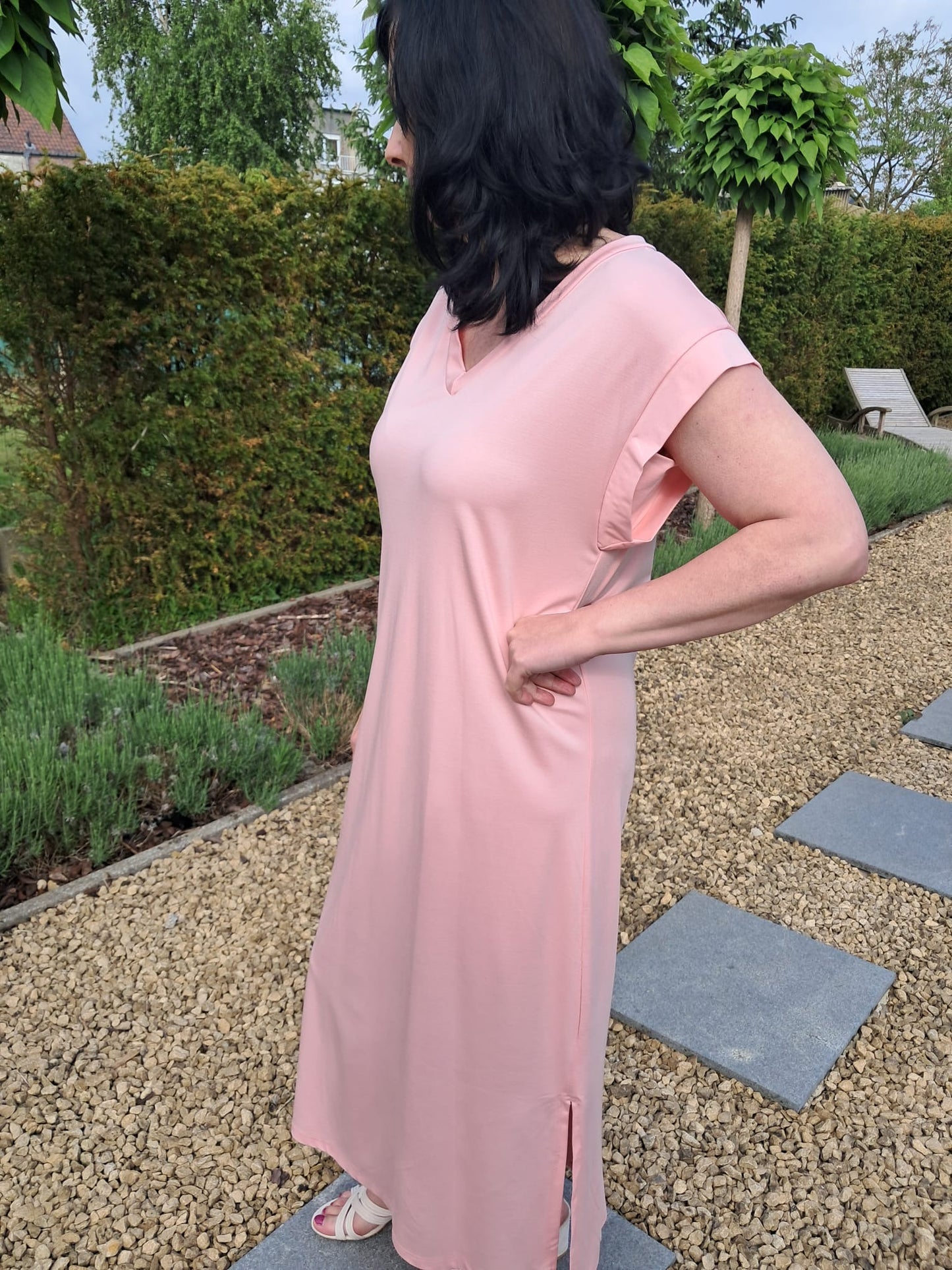 Lange T-shirt-jurk met V-hals en split opzij, in roze en in blauw
