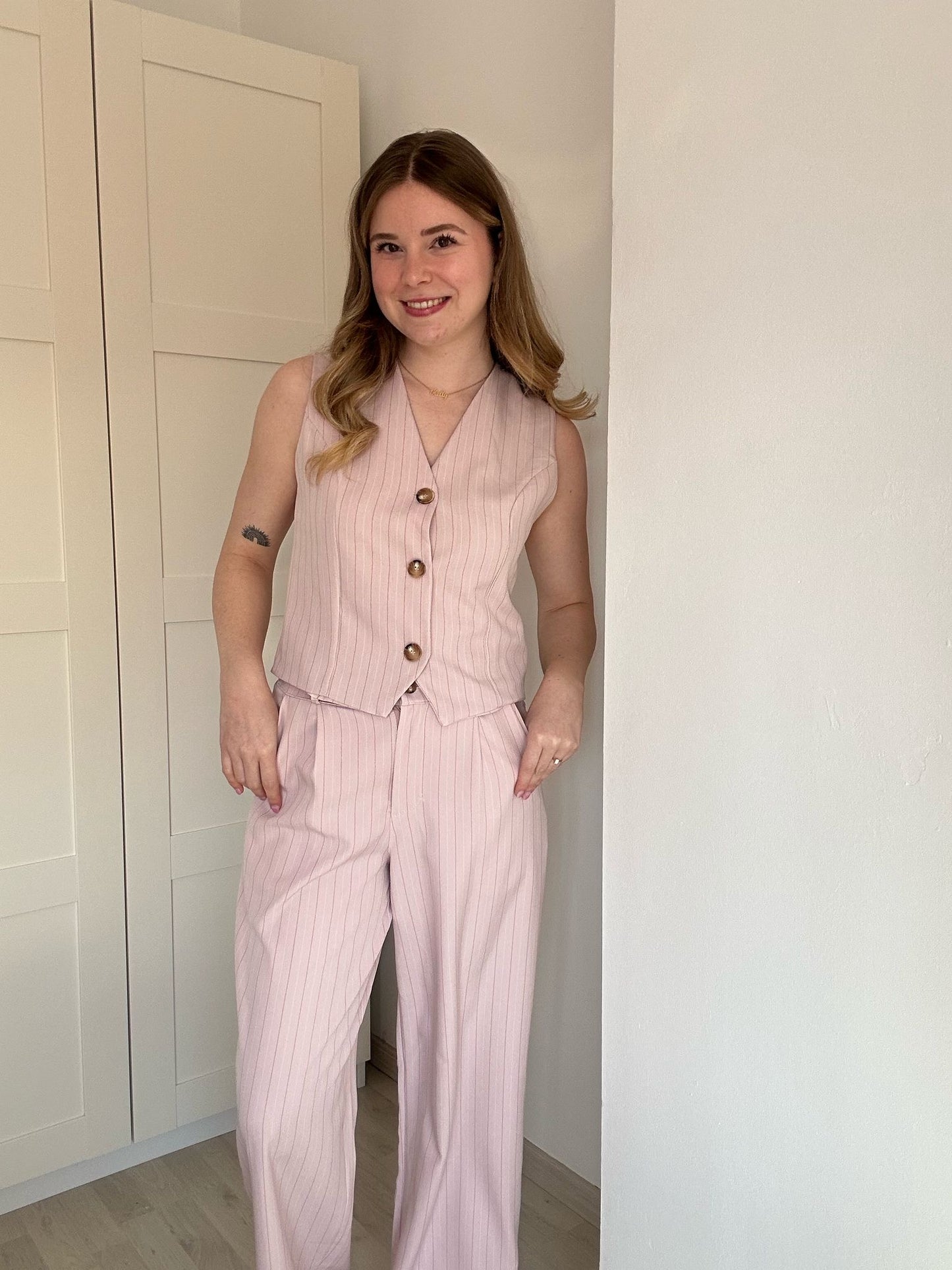 Mooi ensemble, geklede broek en ondervest met knopen, in blauw-roze-beige  TdS