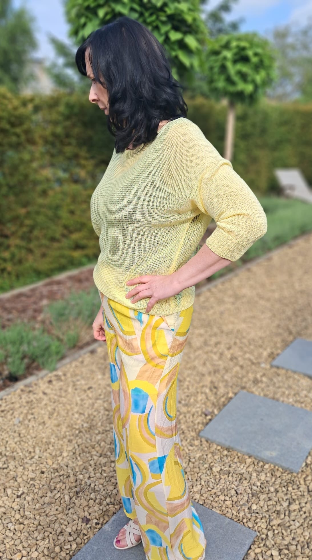 Losvallende, lichte broek met elastische tailleband met abstract patroon