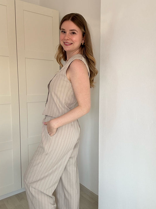 Mooi ensemble, geklede broek en ondervest met knopen, in blauw-roze-beige  TdS