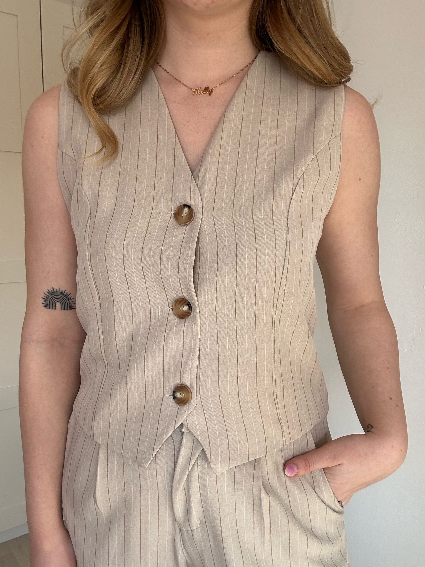Mooi ensemble, geklede broek en ondervest met knopen, in blauw-roze-beige  TdS
