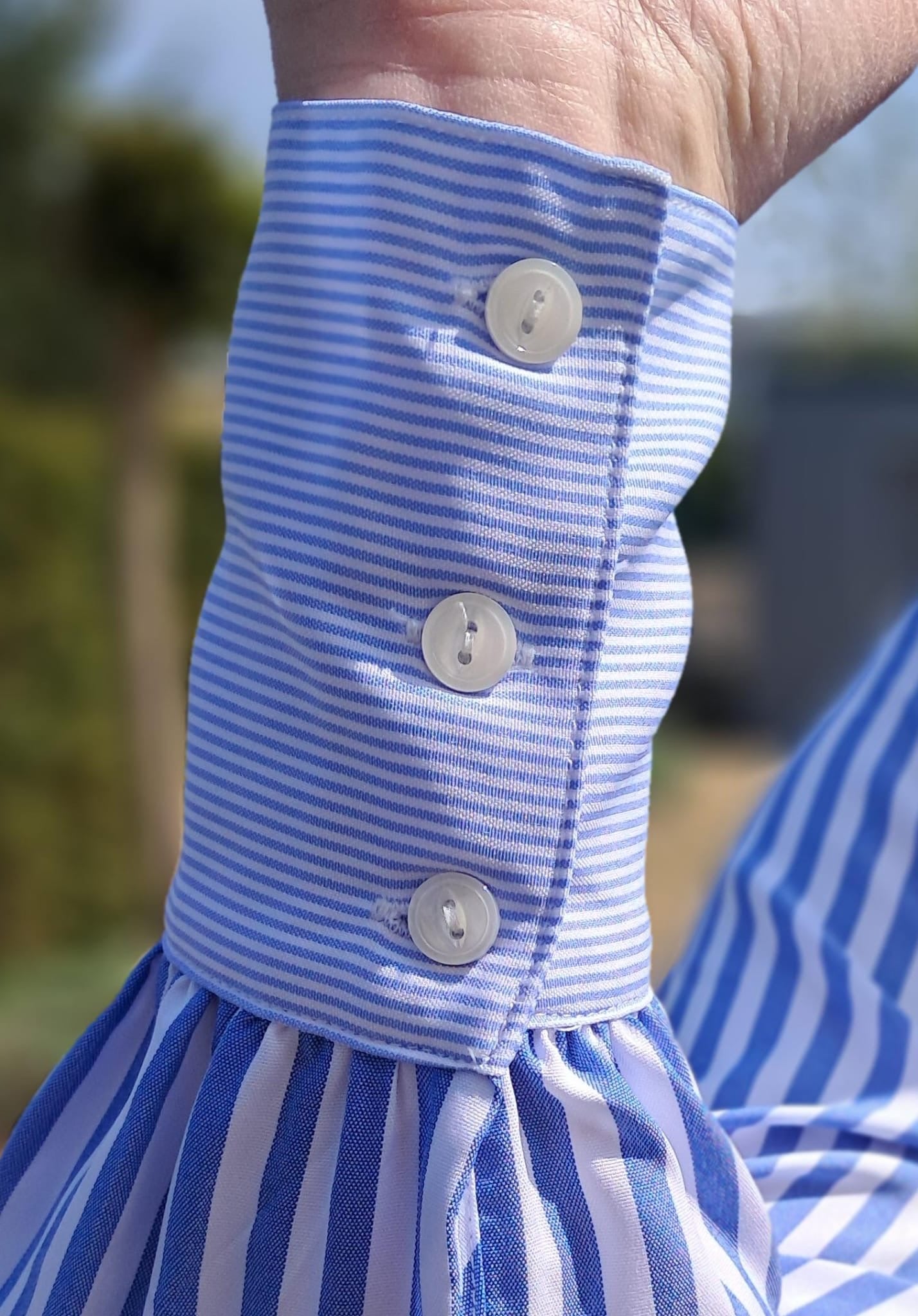 Blauw gestreept hemd met mooie afwerking aan kraag, knopenrij en mouwen