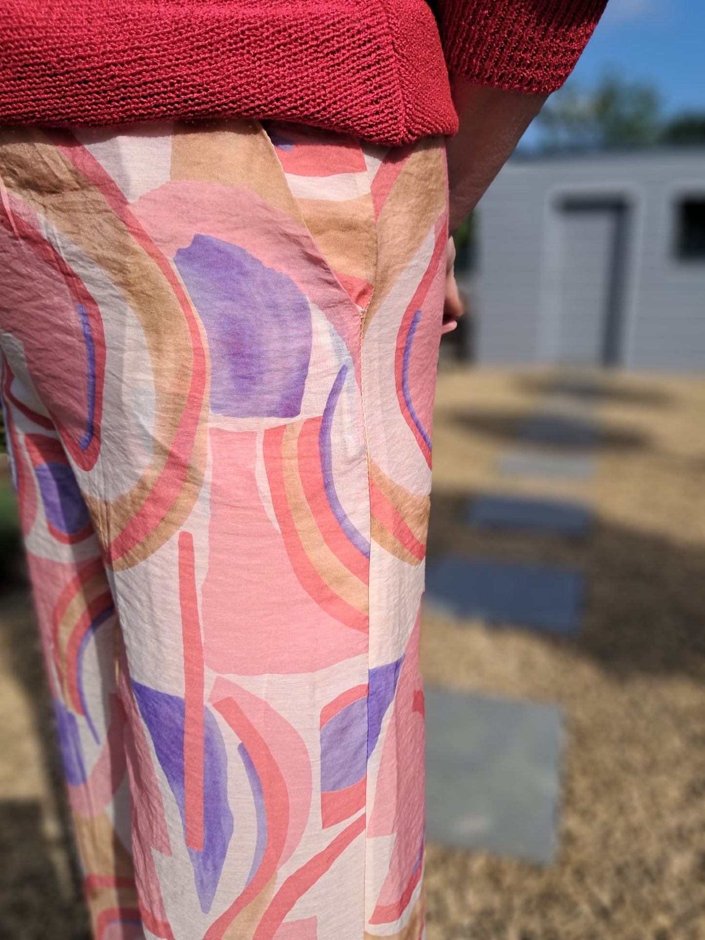 Losvallende, lichte broek met elastische tailleband met abstract patroon