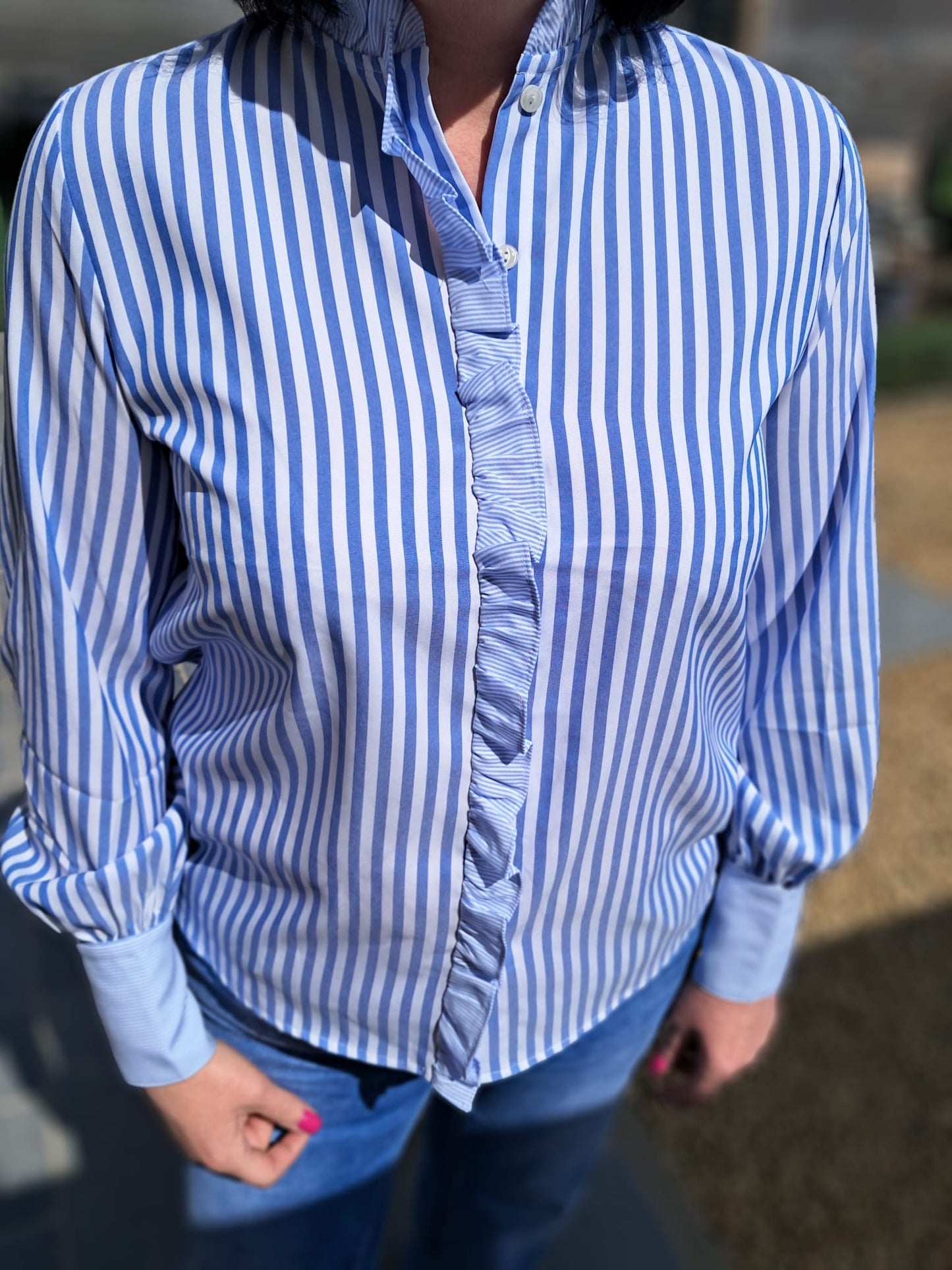 Blauw gestreept hemd met mooie afwerking aan kraag, knopenrij en mouwen