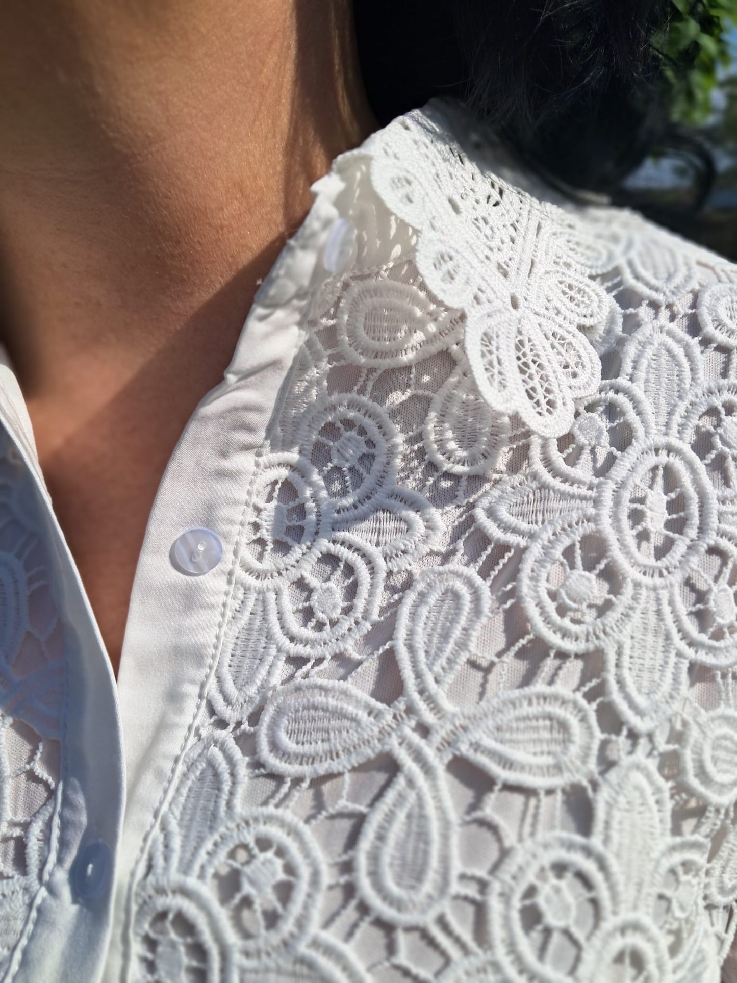Elegante damesblouse in wit uit kantstof met bloemmotief