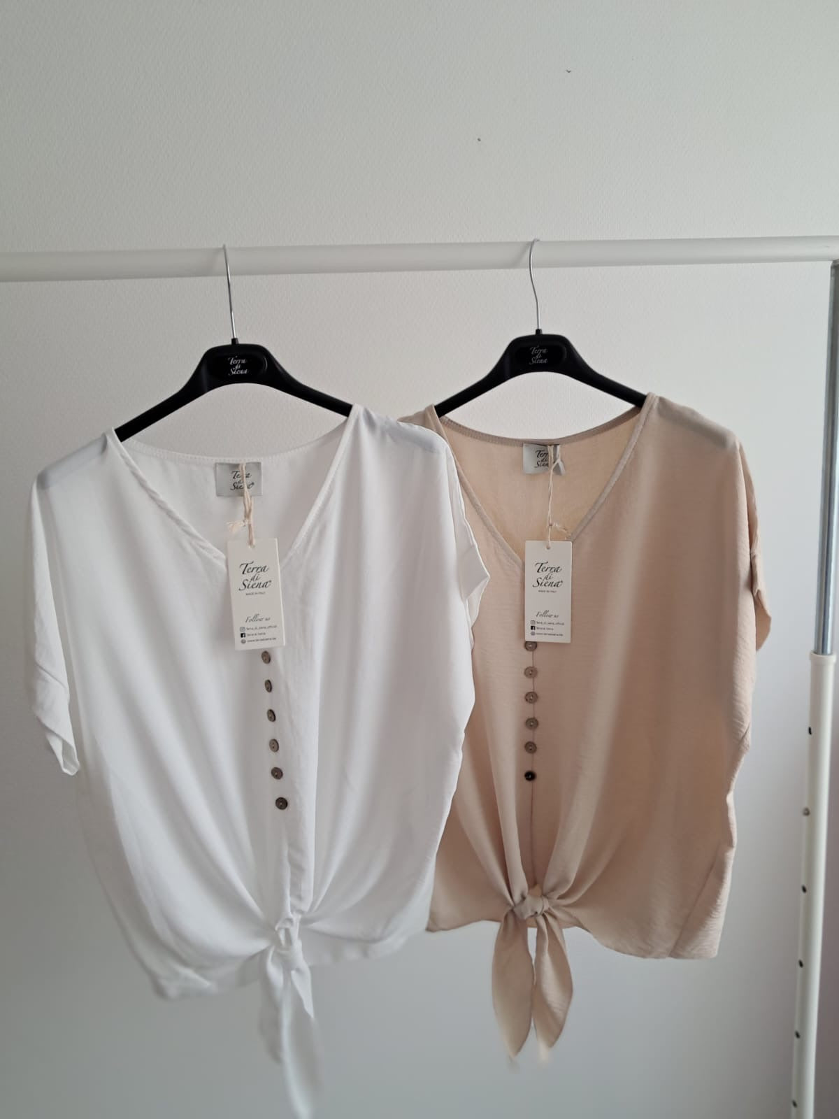 Geknoopt t-shirt met fantasie-knopenrij in beige en wit