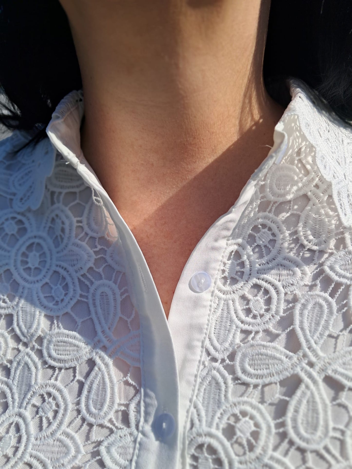 Elegante damesblouse in wit uit kantstof met bloemmotief