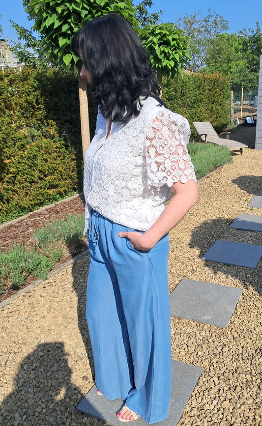 Elegante damesblouse in wit uit kantstof met bloemmotief