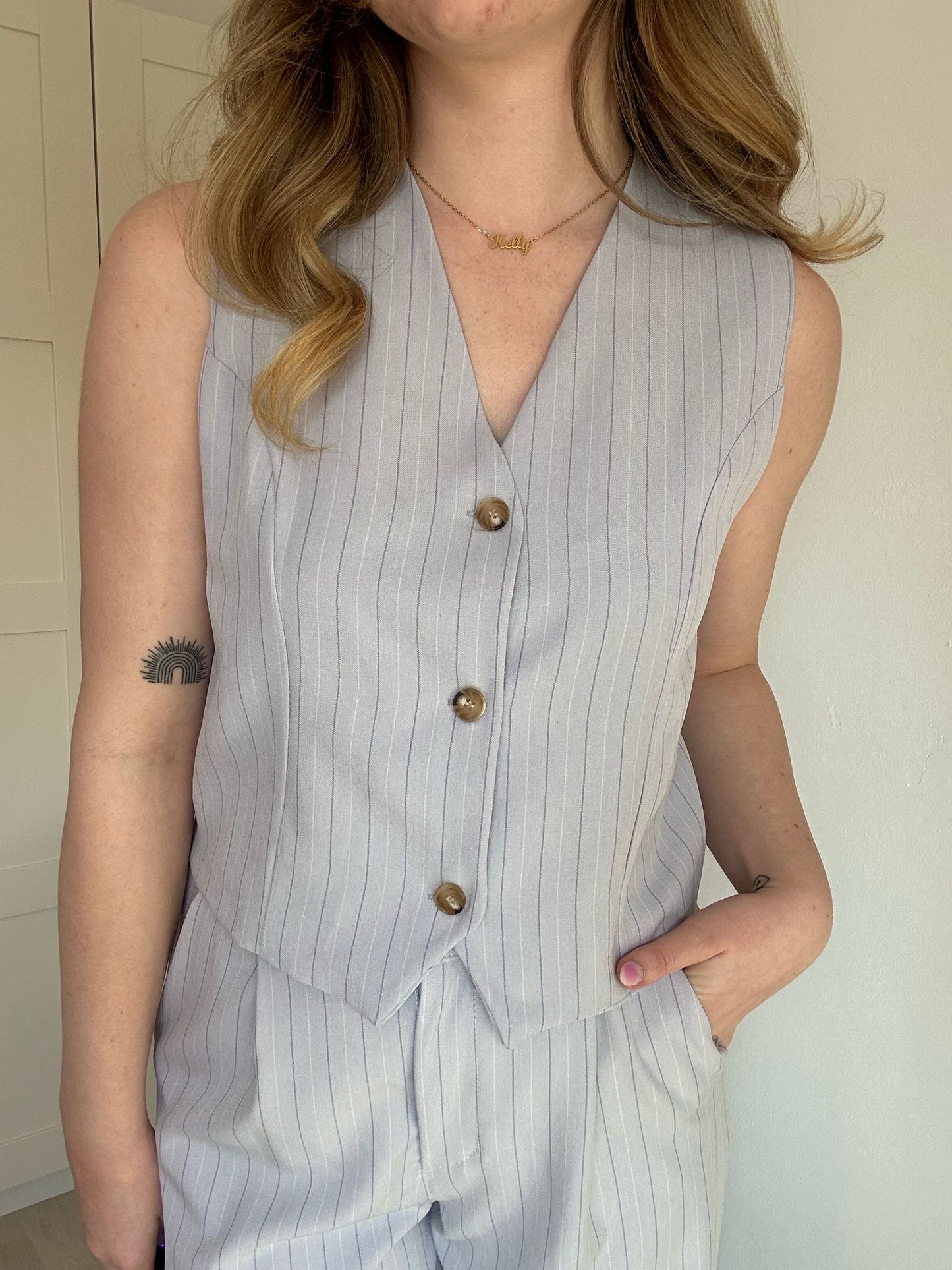 Mooi ensemble, geklede broek en ondervest met knopen, in blauw-roze-beige  TdS