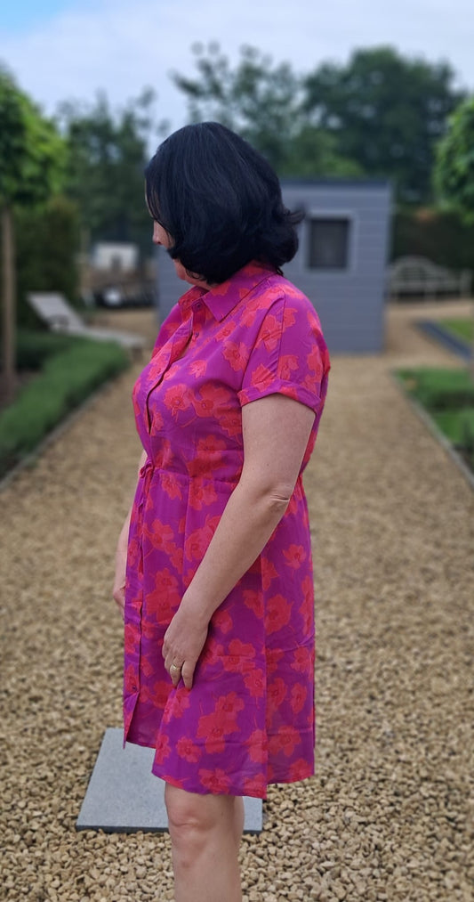 Kleurrijk zomers kleedje in fel fuchsia en rood, knoopjes vooraan en treklint in taille